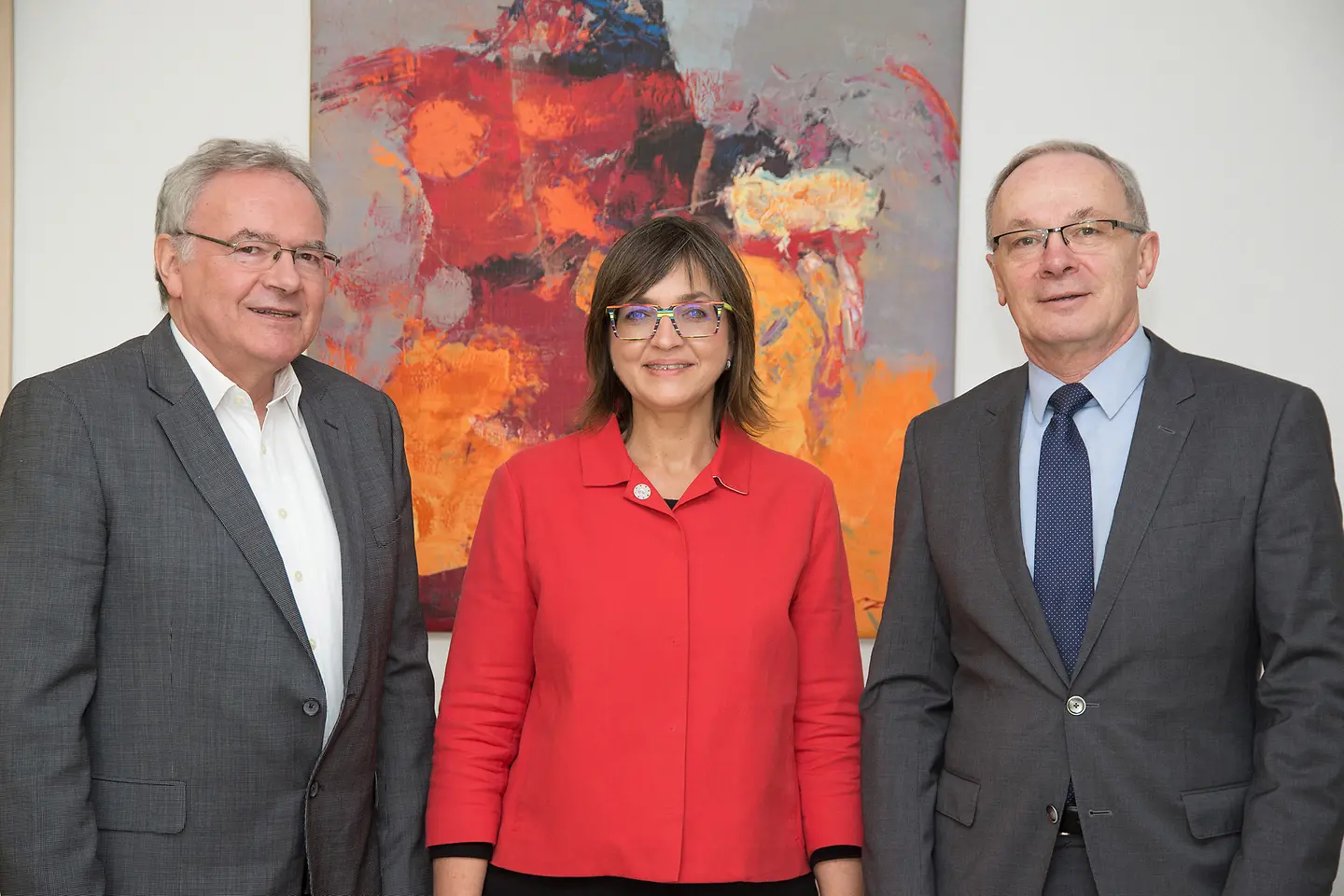 Wolfgang Kilian, Dunja Kleis und Dr. Joachim Meiser vor einer Wand.
