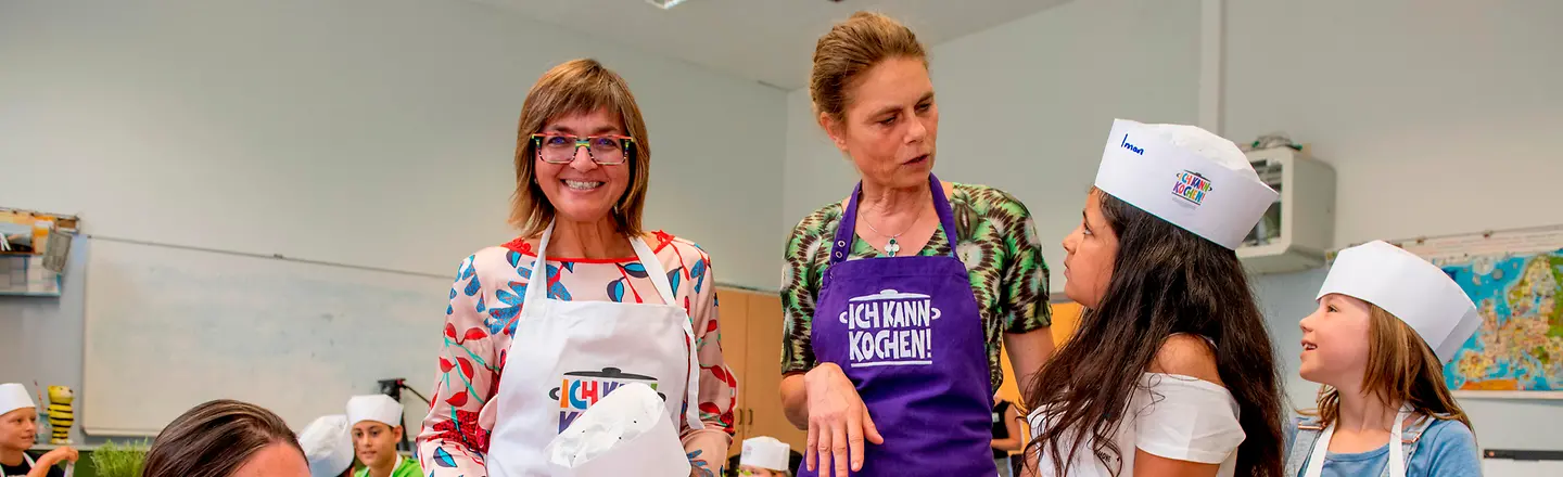 Ich kann kochen! Ulrike Höfken, Dunja Kleis und Sarah Wiener schnippeln Gemüse mit Grundschulkindern.