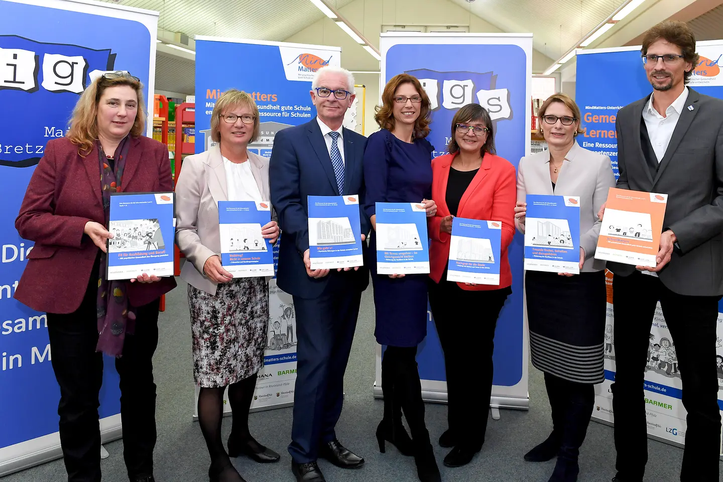 Sieben MindMatters-Partner in Rheinland-Pfalz zeigen MindMatters-Programmhefte.