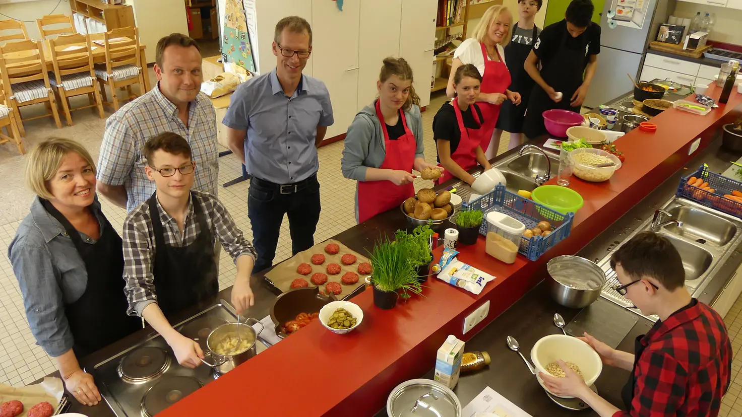 Ich kann kochen! Polch: Schüler, BARMER-Vertreter und Pädagogen kochen in der Lehrküche der Schule.