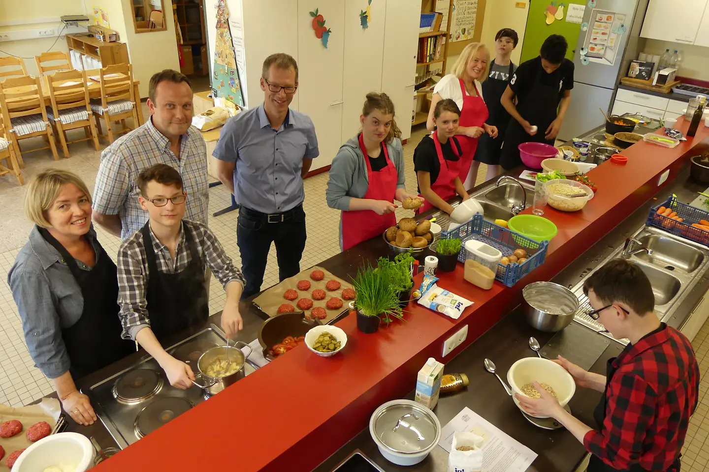 Ich kann kochen! Polch: Schüler, BARMER-Vertreter und Pädagogen kochen in der Lehrküche der Schule.