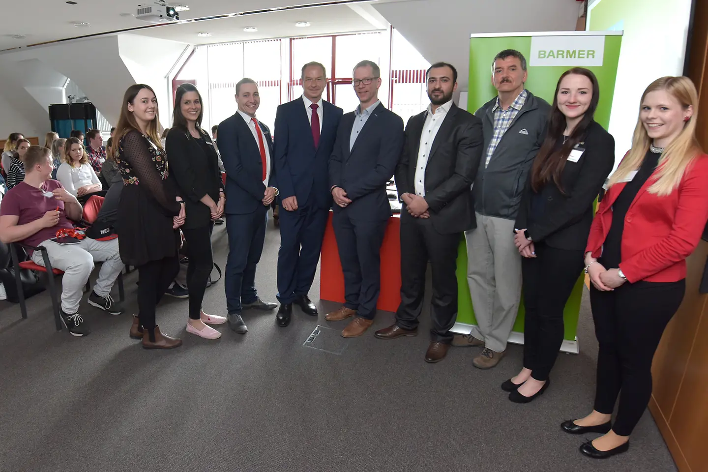 Vertreter von Kreissparkasse Mayen, BARMER und Christoph Wölk im Veranstaltungsraum.