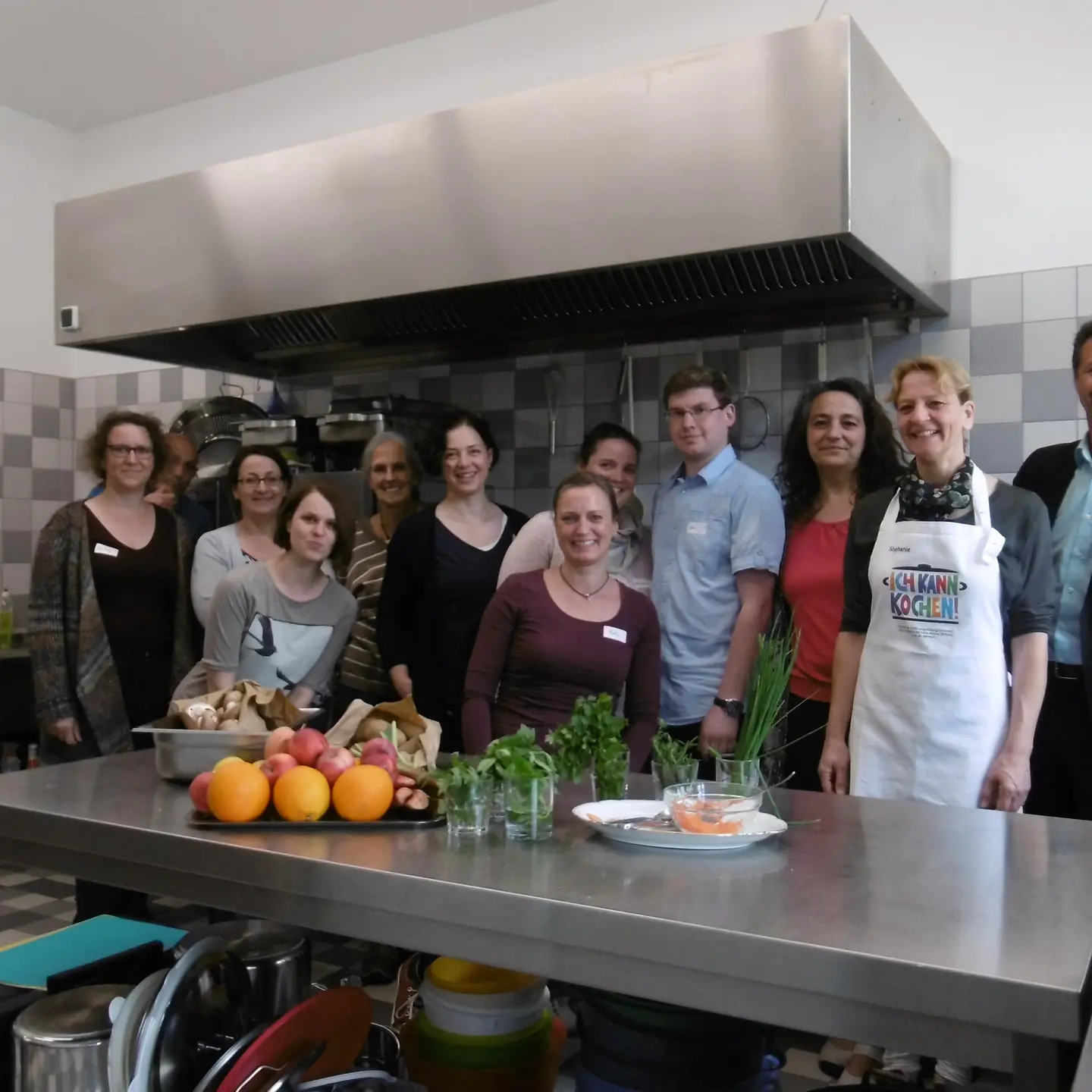 Mitarbeiter von MütZe und Barmer Regionalgeschäftsführer Markus Brunk in der Küche von MütZe.