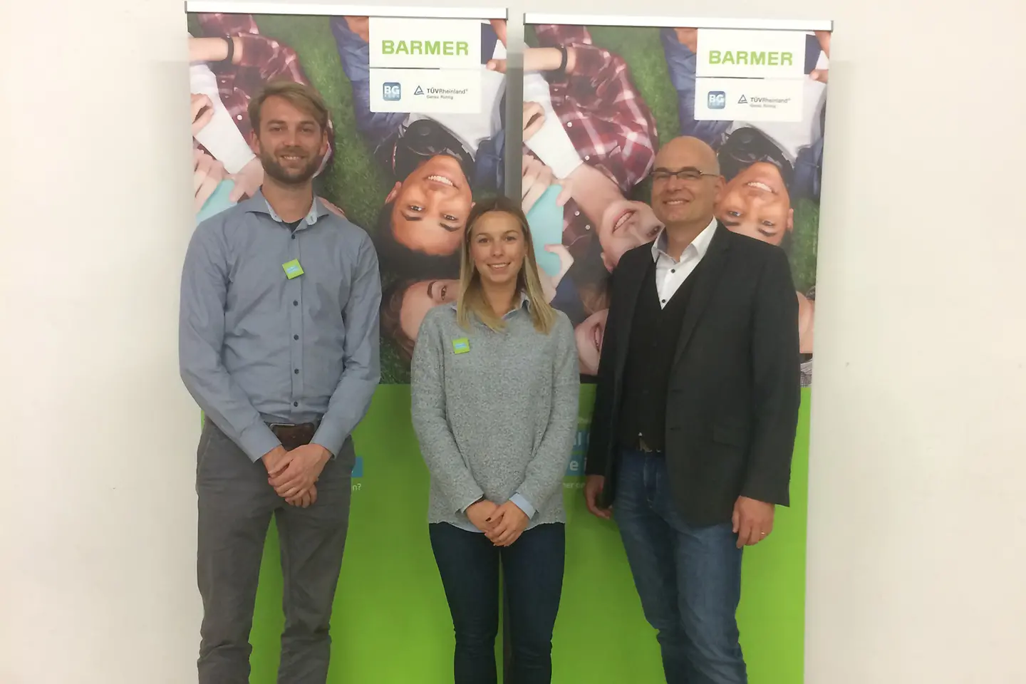 Drei Personen vor Barmerplakat beim DIGI CAMP Mainz