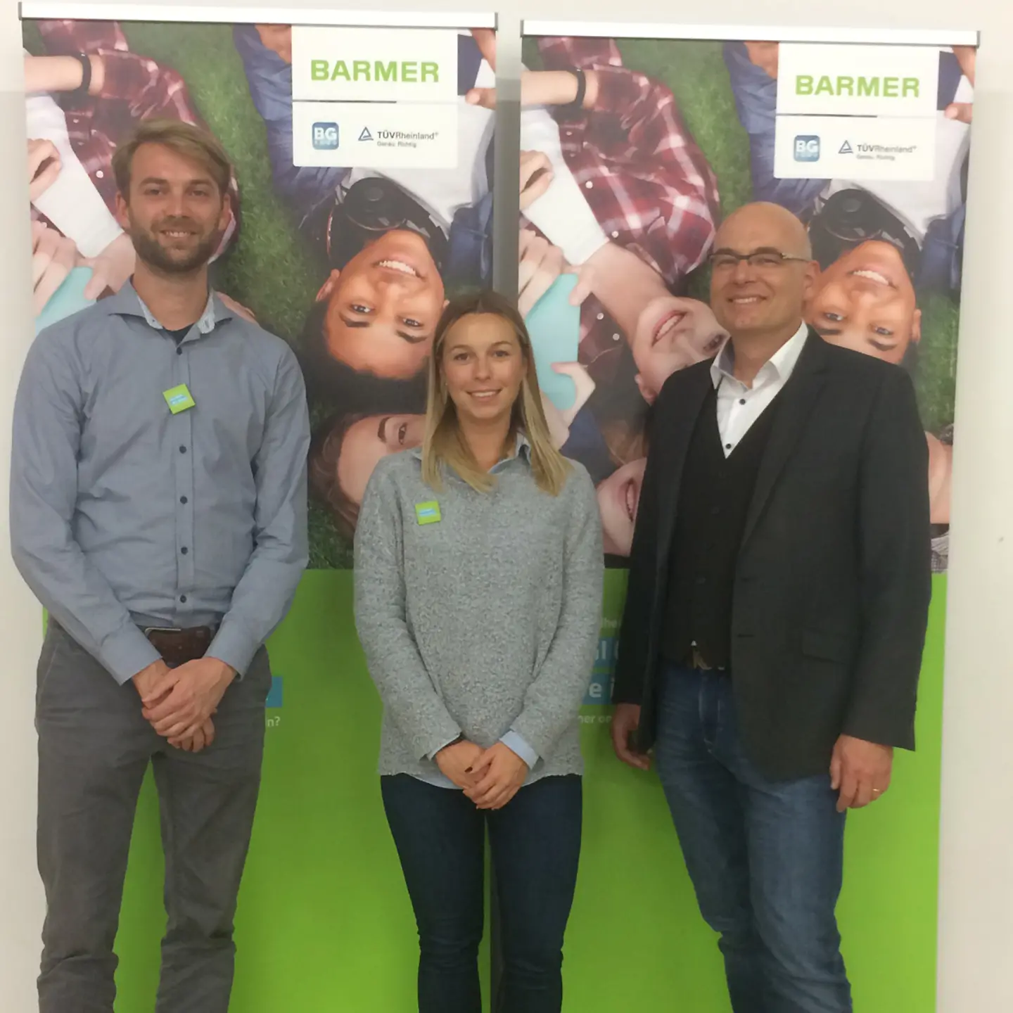 Drei Personen vor Barmerplakat beim DIGI CAMP Mainz