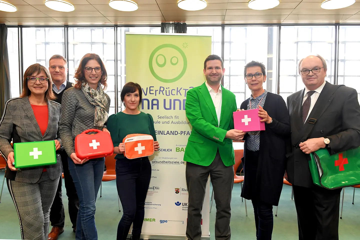 Die Unterstützer von Verrückt? Na und! präsentieren Notfallkoffer, die bei Schultagen zum Einsatz kommen.