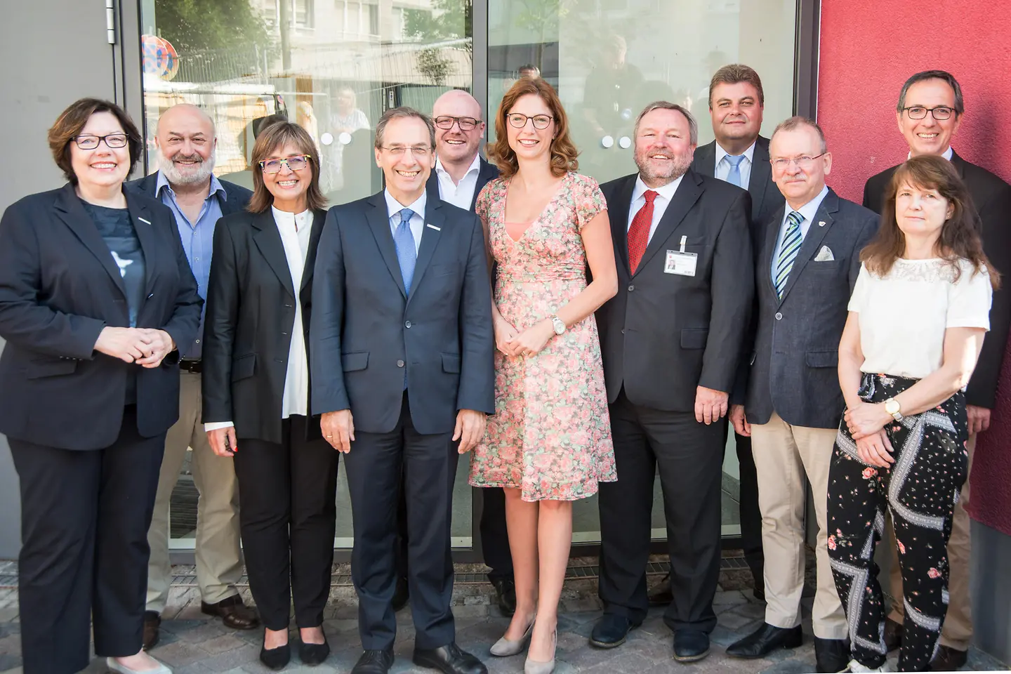 Projektbeteiligte von GerNe vor einem Hörsaal.
