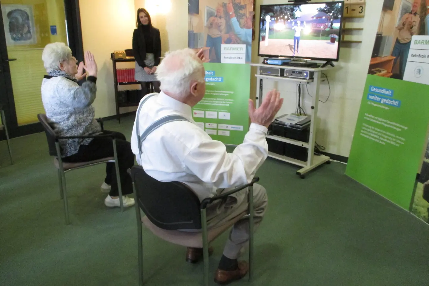 Zwei Senioren im Marthahaus spielen Videospiele mit der MemoreBox.