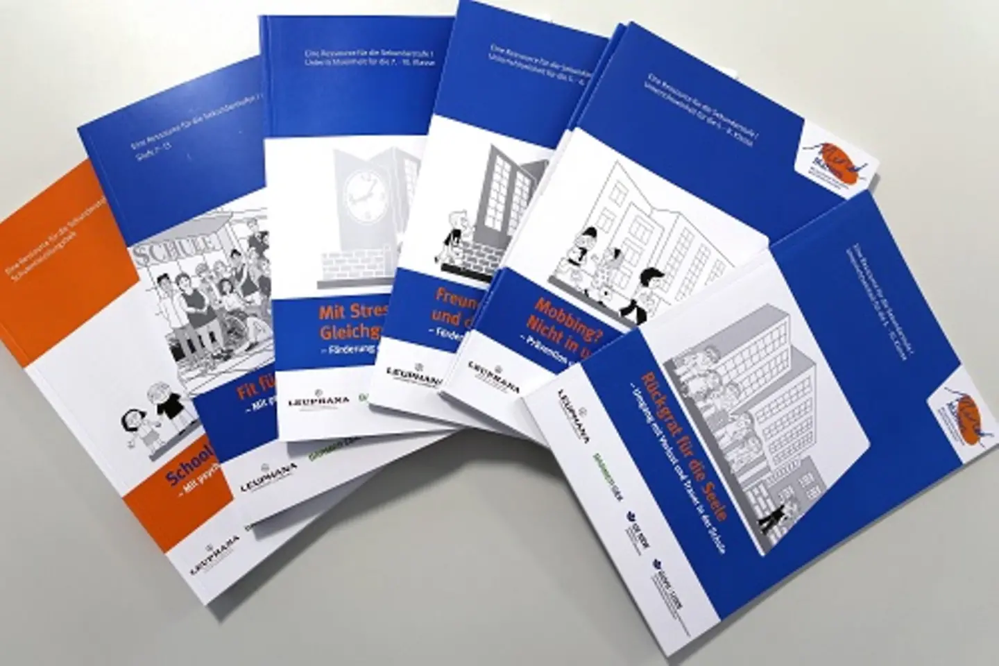 Das Bild zeigt Broschüren und Bildmaterial zum Programm "MindMatters".