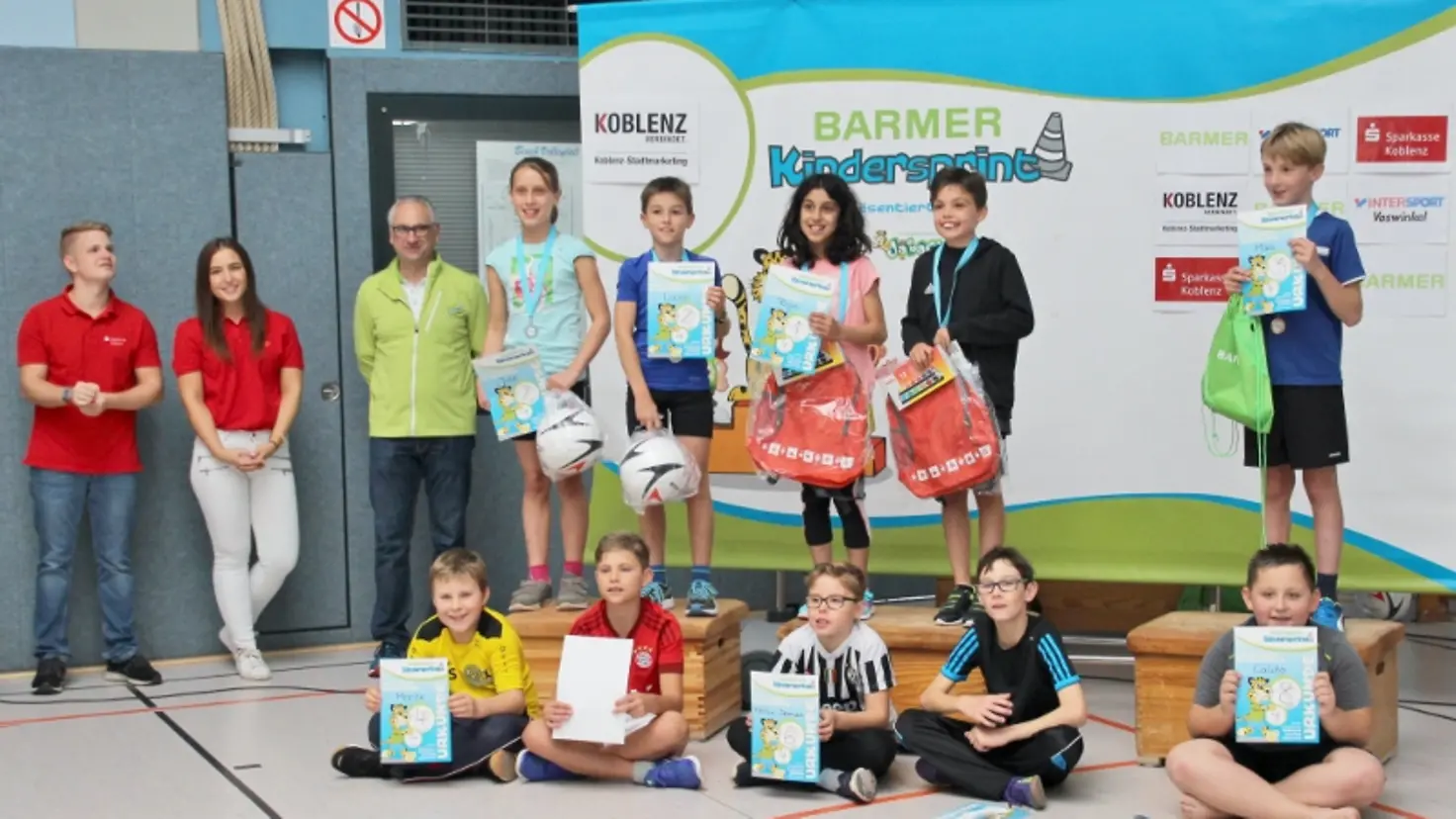 Kindersprint Koblenz: Die Siegerkinder präsentieren ihr Urkunden.