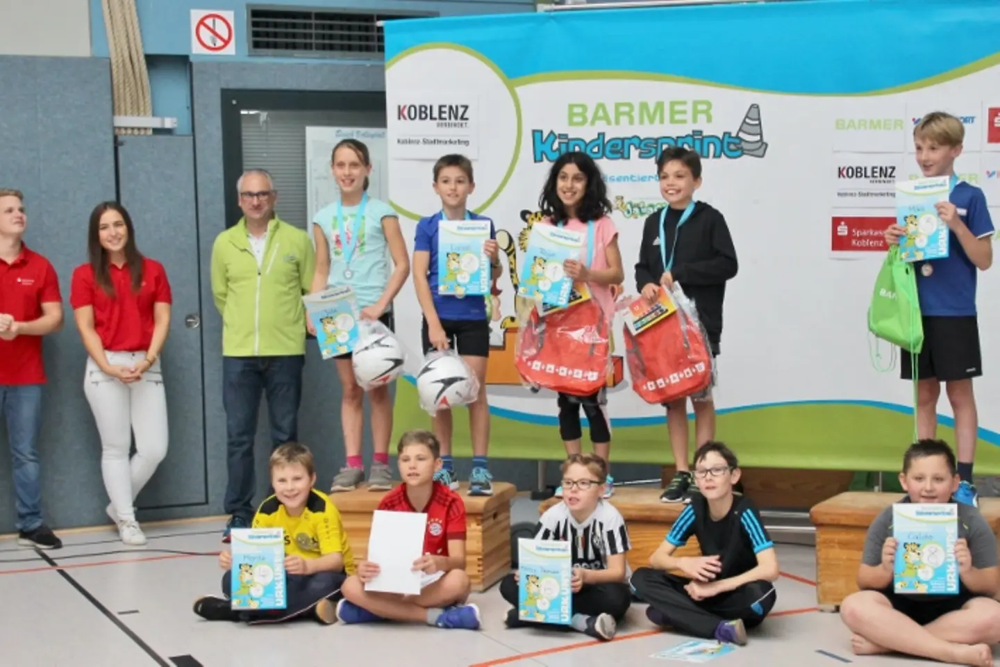 Kindersprint Koblenz: Die Siegerkinder präsentieren ihr Urkunden.