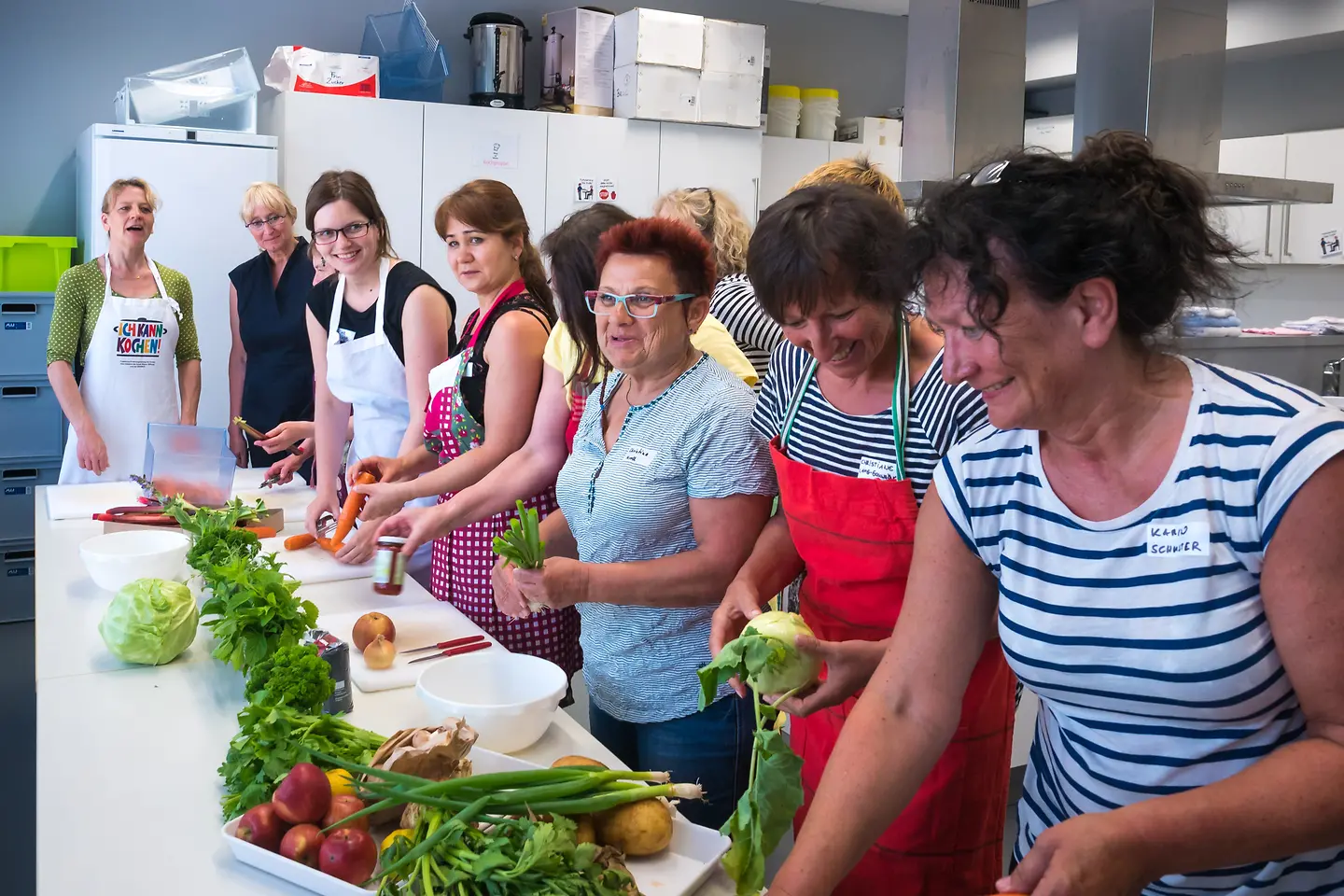 Pädagoginnen beim Zubereiten gesunder Speisen in der Schulküche.