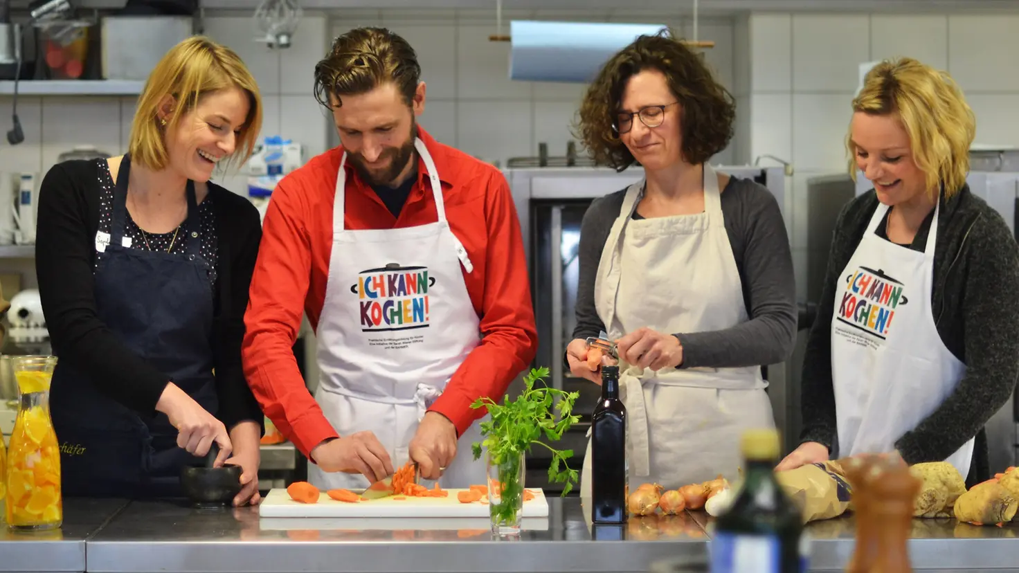 Ich kann kochen!-Trainer Stefan Brandel bildet Sophia Hoppe, Corinna Hempelmann und Lisa Desor, zu Genussbotschaftern aus.