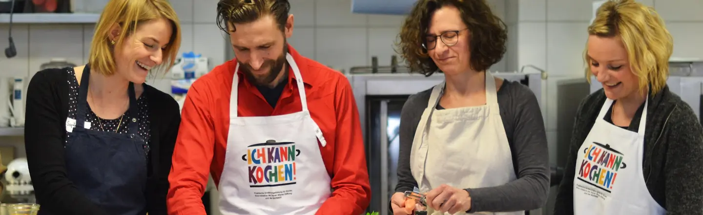 Ich kann kochen!-Trainer Stefan Brandel bildet Sophia Hoppe, Corinna Hempelmann und Lisa Desor, zu Genussbotschaftern aus.