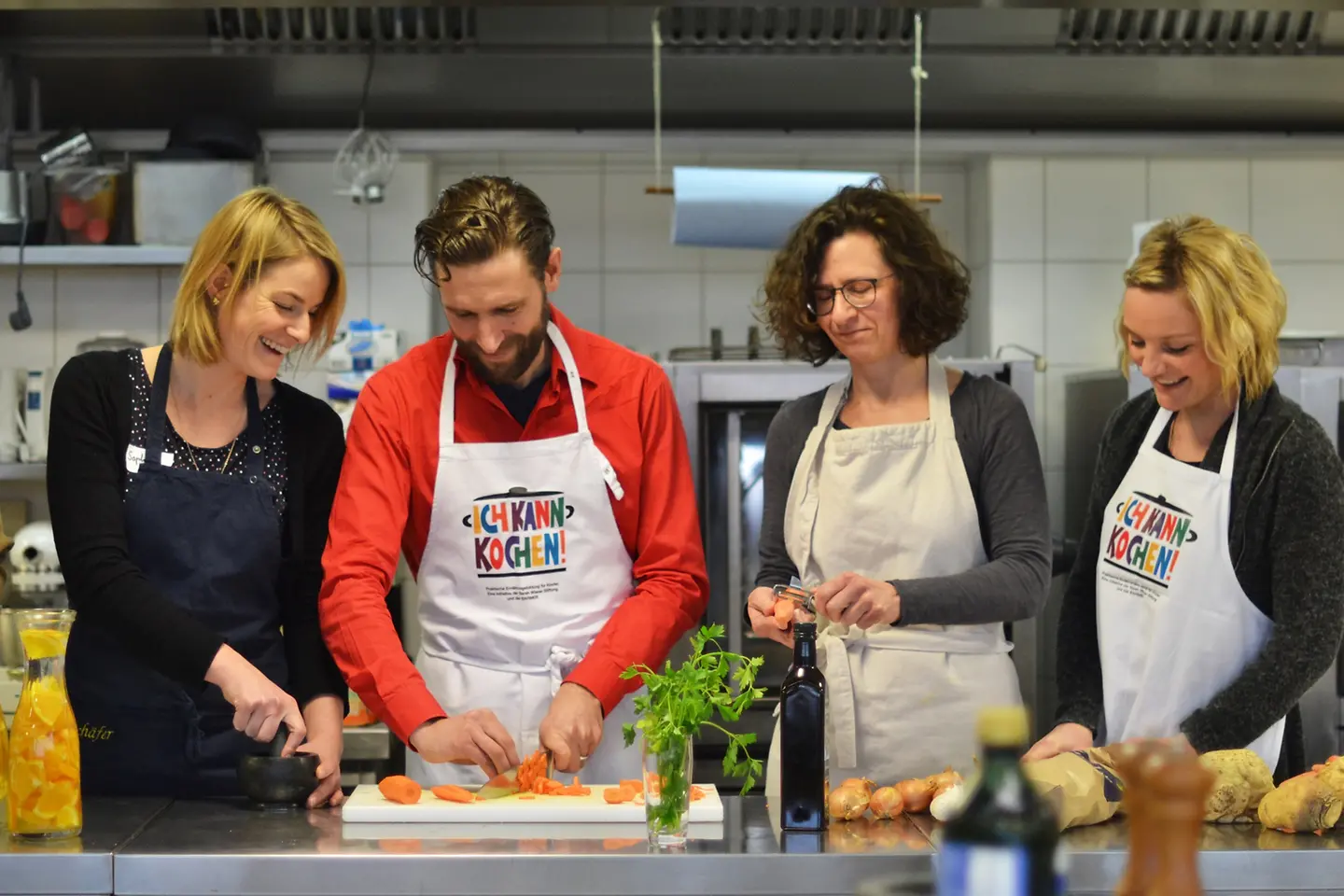 Ich kann kochen!-Trainer Stefan Brandel bildet Sophia Hoppe, Corinna Hempelmann und Lisa Desor, zu Genussbotschaftern aus.