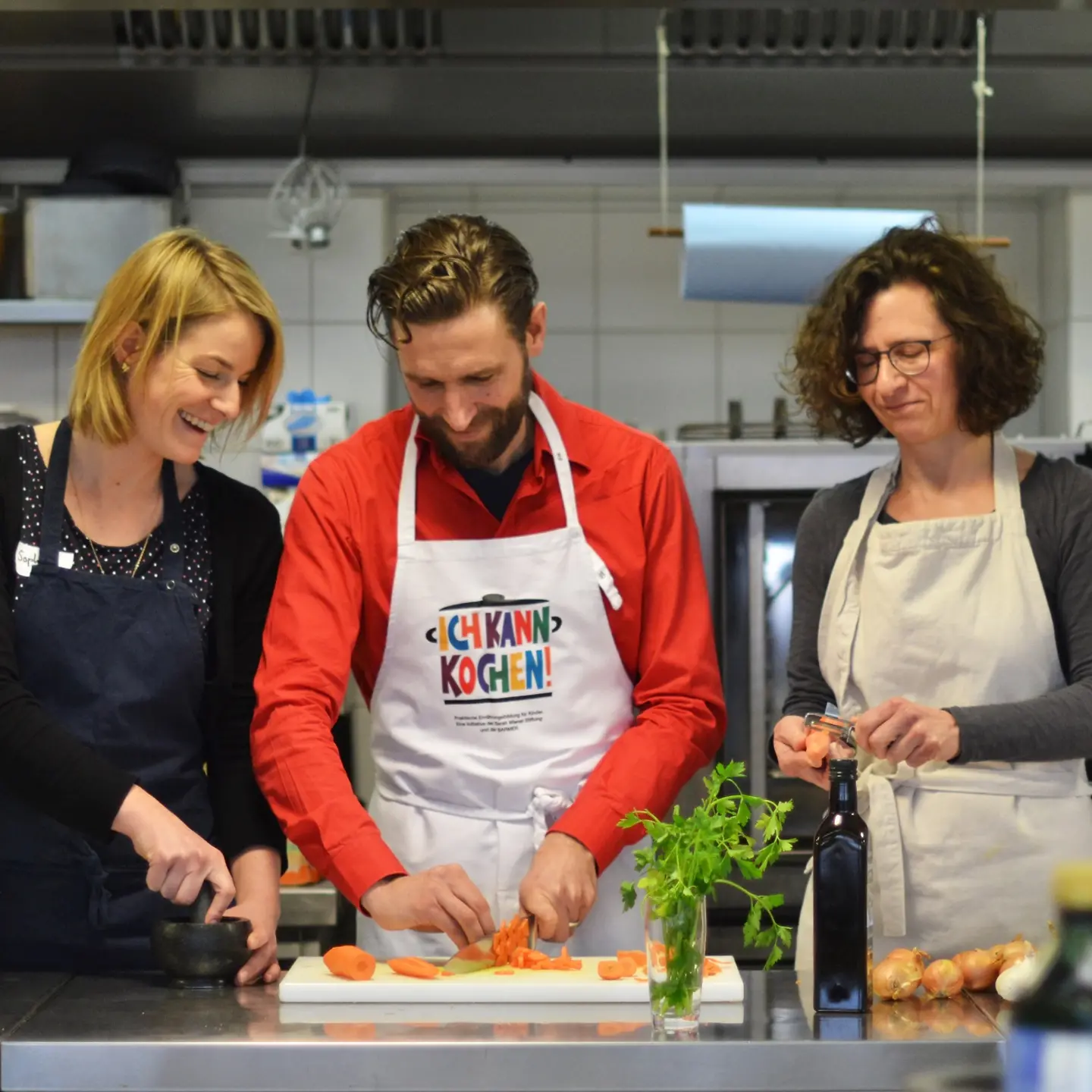 Ich kann kochen!-Trainer Stefan Brandel bildet Sophia Hoppe, Corinna Hempelmann und Lisa Desor, zu Genussbotschaftern aus.