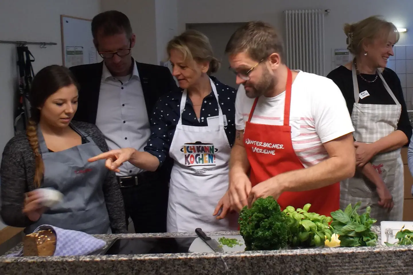 Lehrer bereiten Speisen in der Lehrküche der Katholischen Familienbildungsstätte Mayen zu.