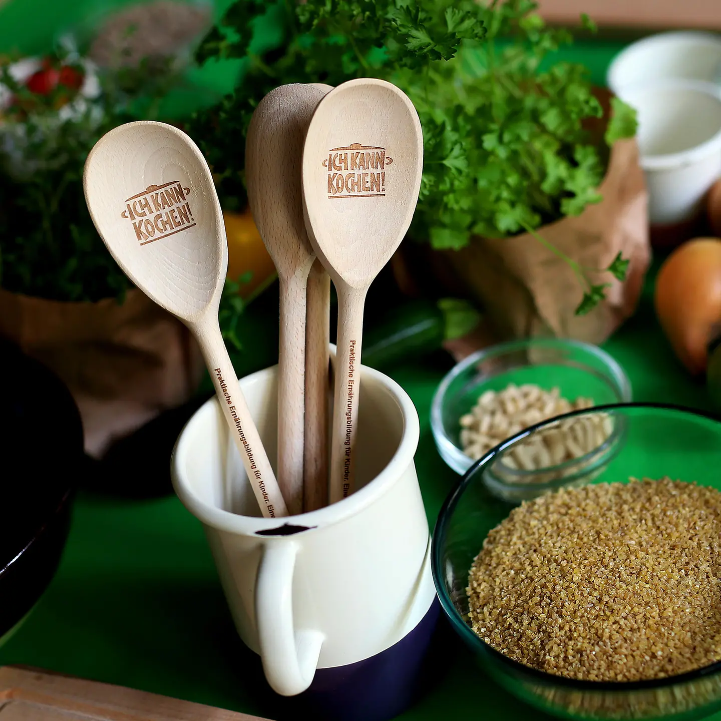 Ich kann kochen! Kochlöffel und Zutaten auf einem Tisch