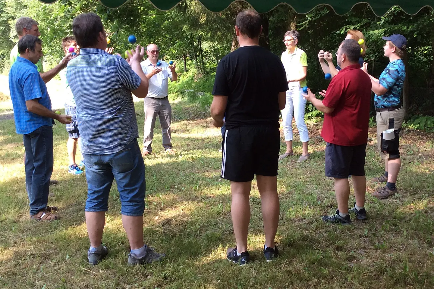 Landesforsten-Mitarbeiter jonglieren Bälle im Wald als Konzentrationsübung