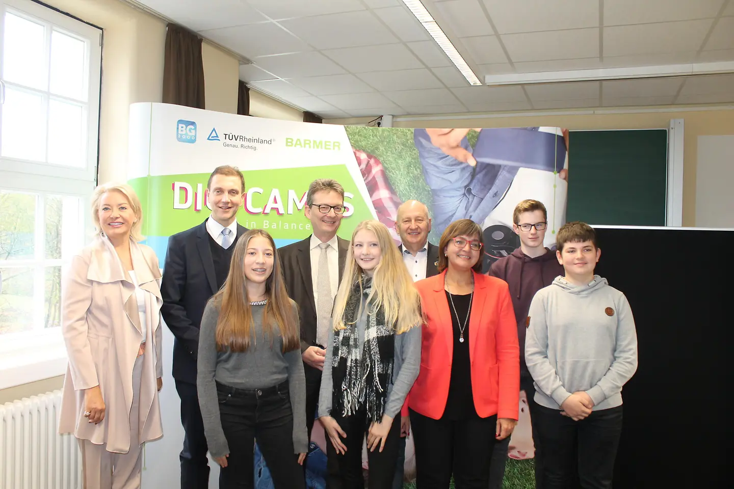 Teilnehmende Schüler und Verantwortliche für das DIGI CAMP in Lebach stehen vor einer Wand