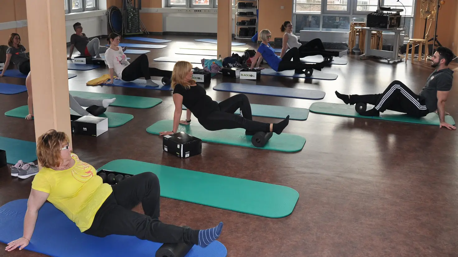 Training mit der Black Roll lockert beim Arzthelferinnentag in Dudenhofen die Faszien der Teilnehmerinnen.