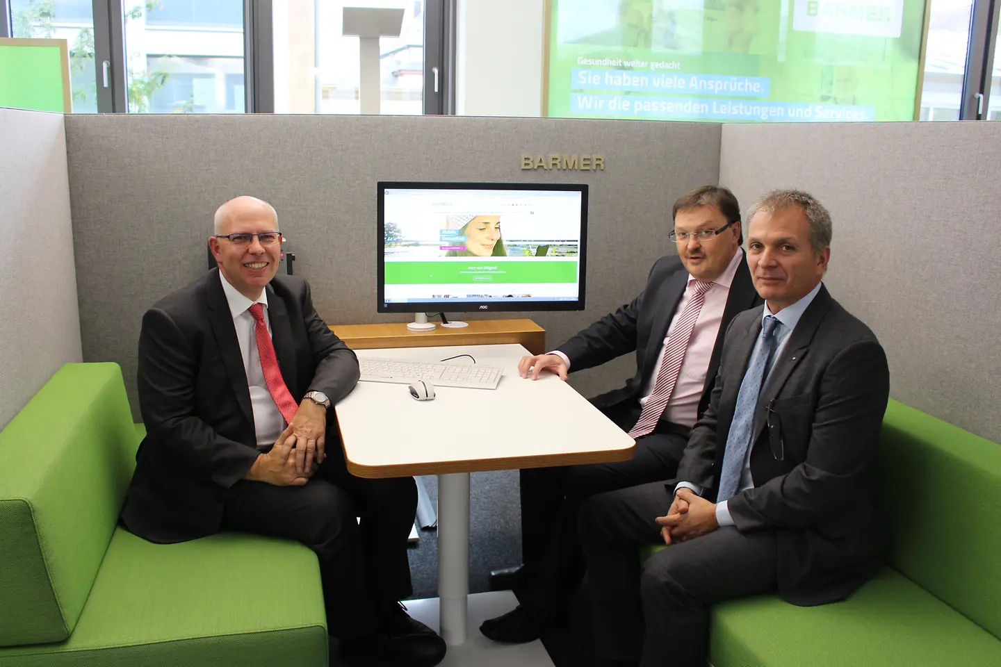BARMER Mitarbeiter und WFK-Geschäftsführer Dr. Weil sitzen Probe in einer neuen Beratungsbox.