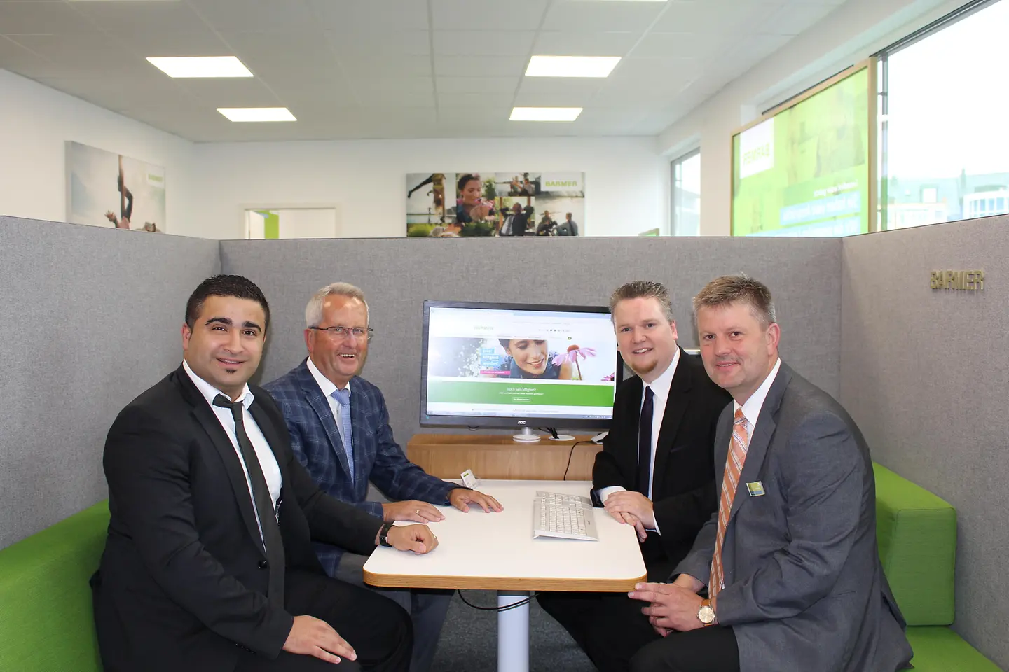 Barmer-Mitarbeiter sitzen Probe in einer Beratungsbox.