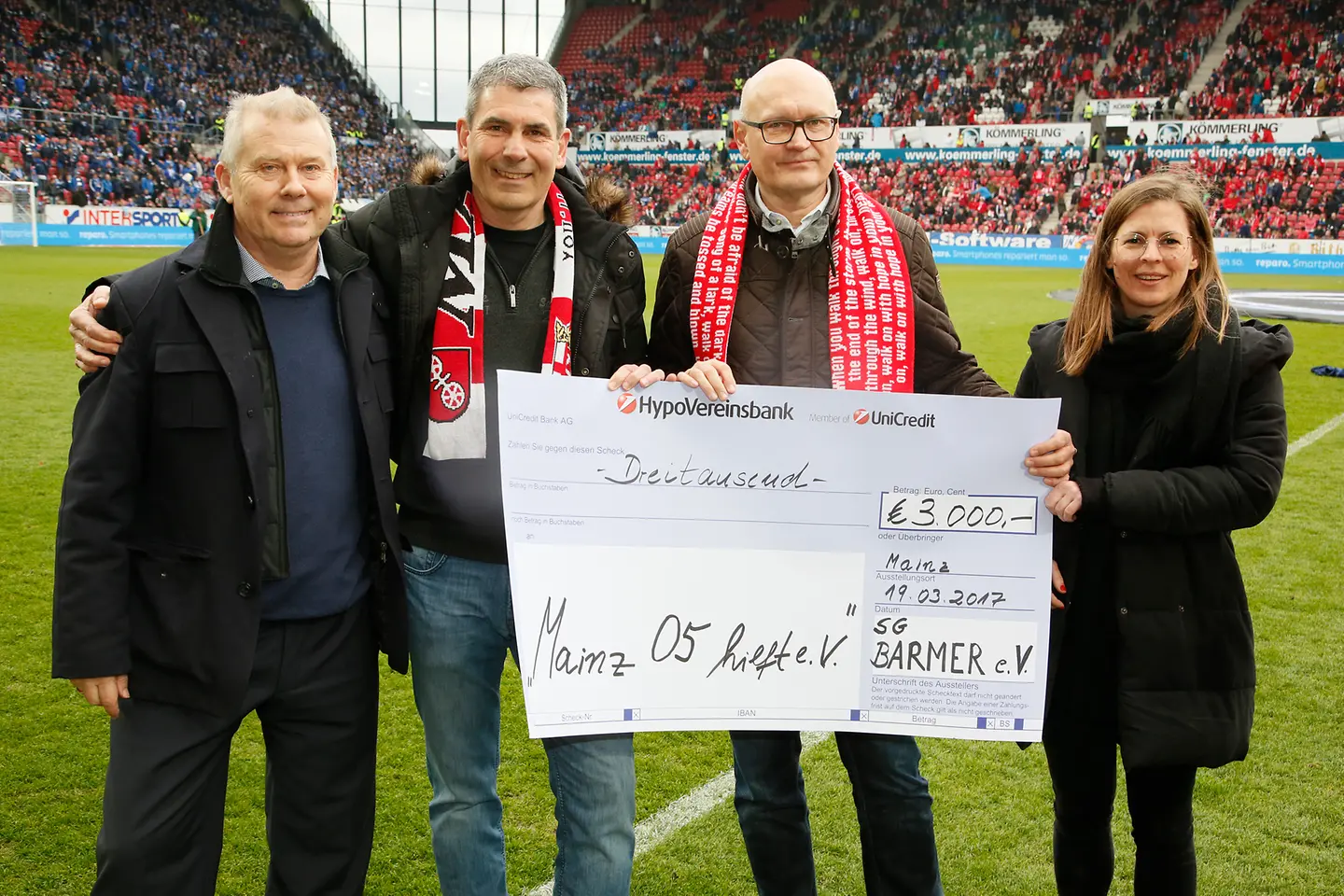 Scheckübergabe an Mainz 05 hilft