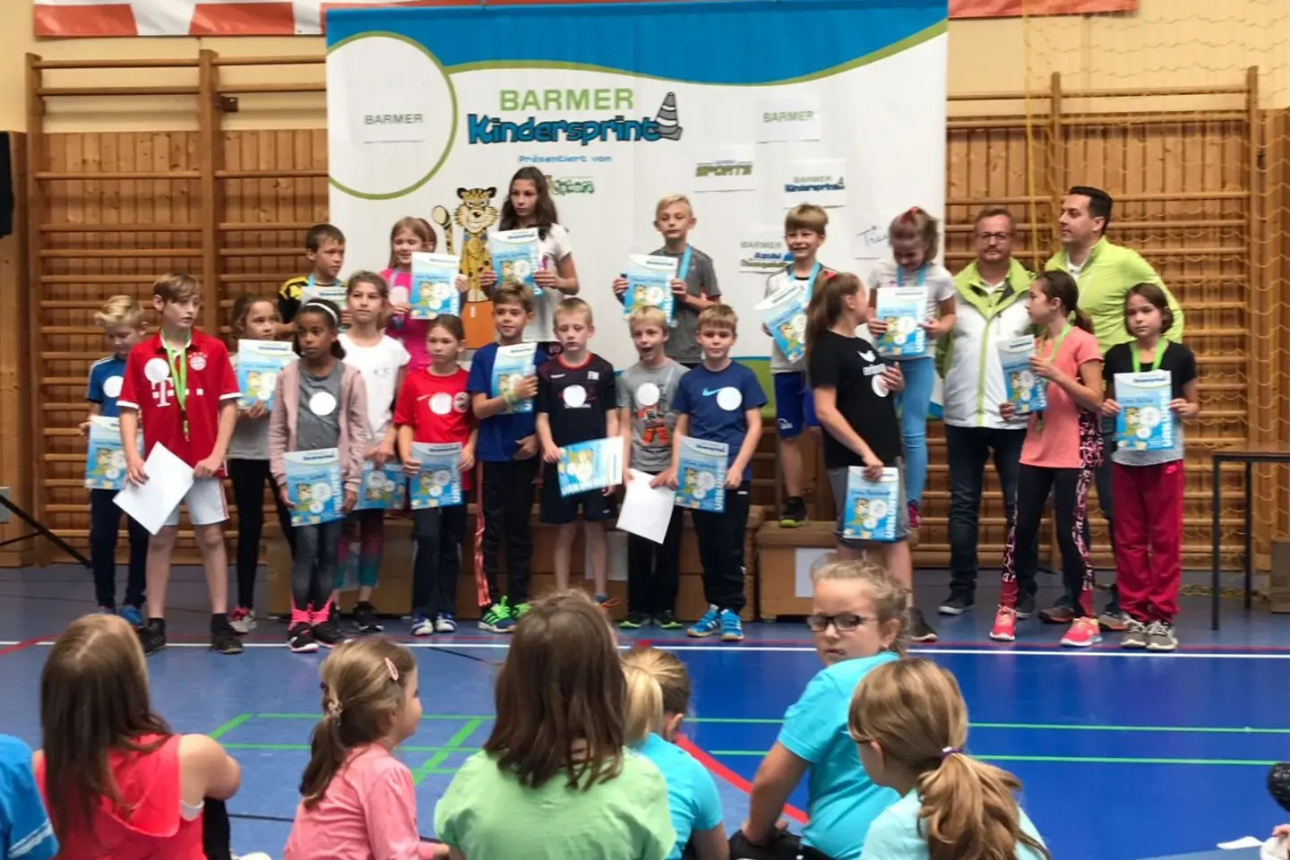 Kinder, die beim St. Wendeler Kindersprint gewonnen haben, präsentieren ihre Urkunden.
