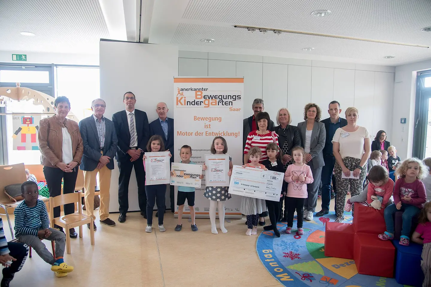 Kinder und Vertreter der Gemeinschaftsinitiative im Kindergarten Merzig