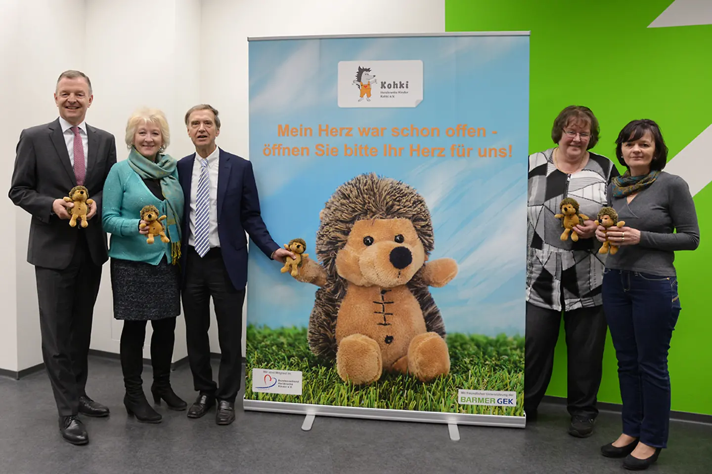 Veranstalter vor Plakat der Initiative