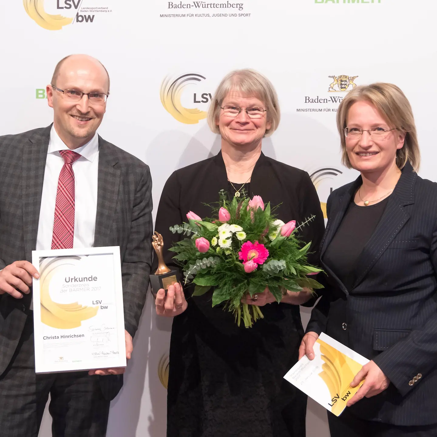 Winfried Plötze mit Urkunde, Preisträgerin Christa Hinrichs, Laudatorin Dr. Astrid von Velsen-Zerweck