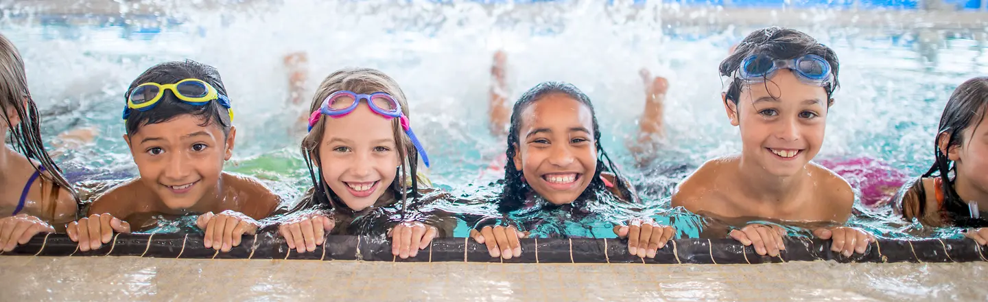 Kinder beim Schwimmunterricht