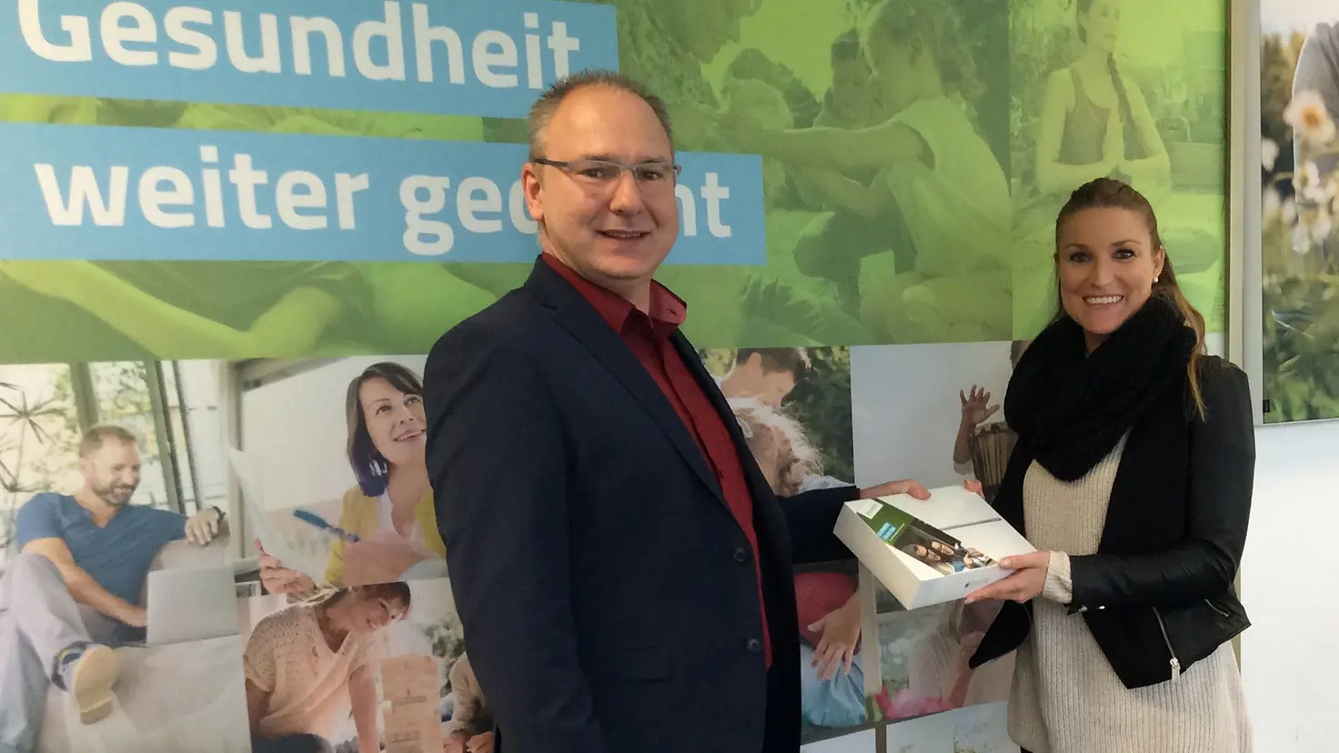 Preisübergabe in der Geschäftsstelle: Michael Wesche überreicht der Gewinnerin ihr neues iPad