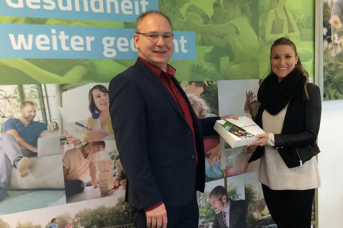 Preisübergabe in der Geschäftsstelle: Michael Wesche überreicht der Gewinnerin ihr neues iPad