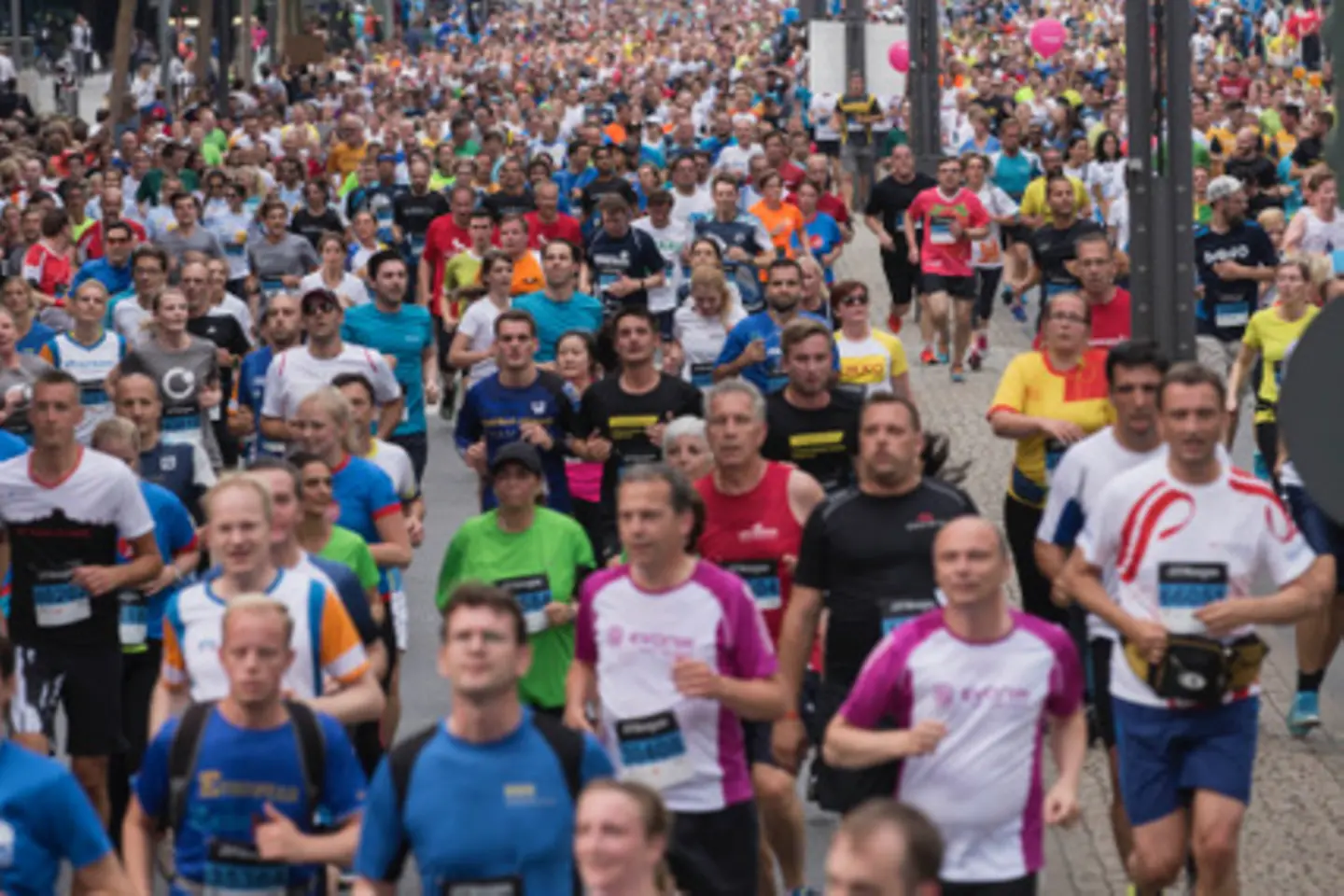 Zahlreiche Menschen bei der J.P. Morgan Corporate Challenge, einer Laufveranstaltung