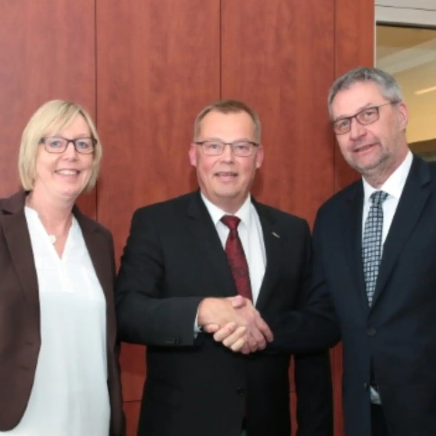vdek Verbandsvorsitzender Uwe Klemens (r.) und vdek Vorstandsvorsitzende Ulrike Elsner gratulieren Thomas Auerbach zur Wahl.