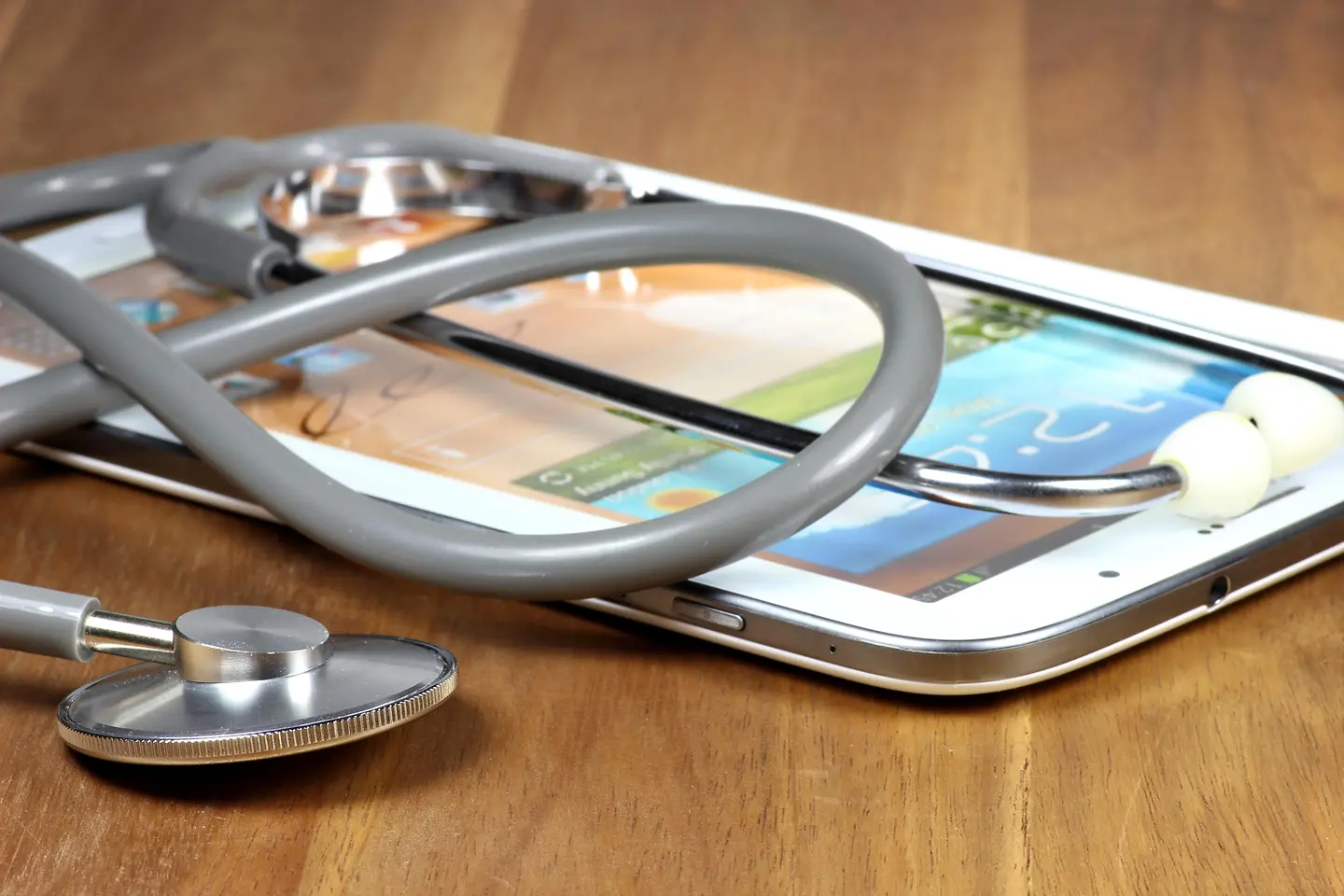 Ein Stethoskop und Handy auf einem Tisch