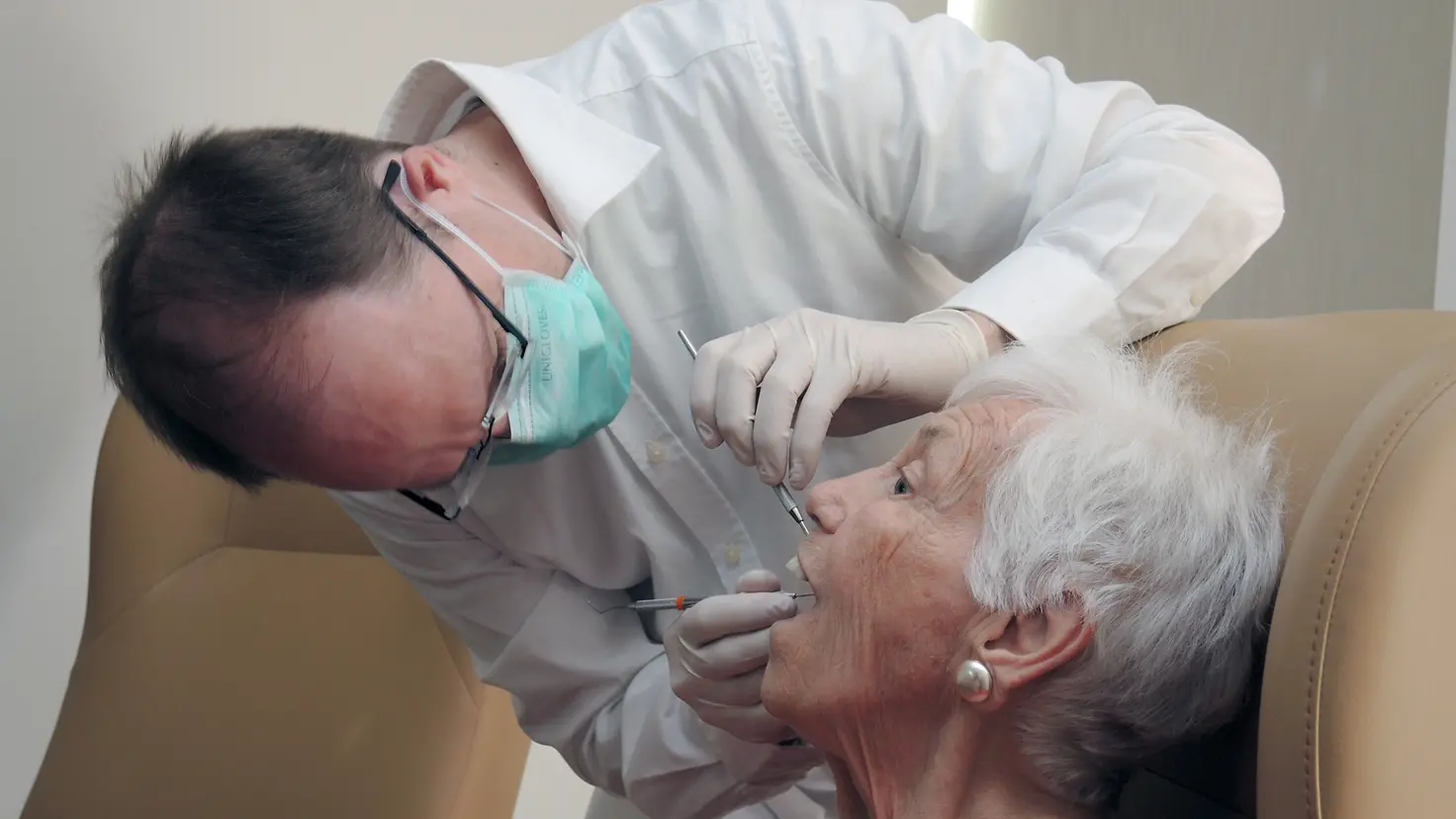 Dr. Bernhard Zahn bei einer Zahnbehandlung Alten- und Pflegeheim „Haus Dammwald“