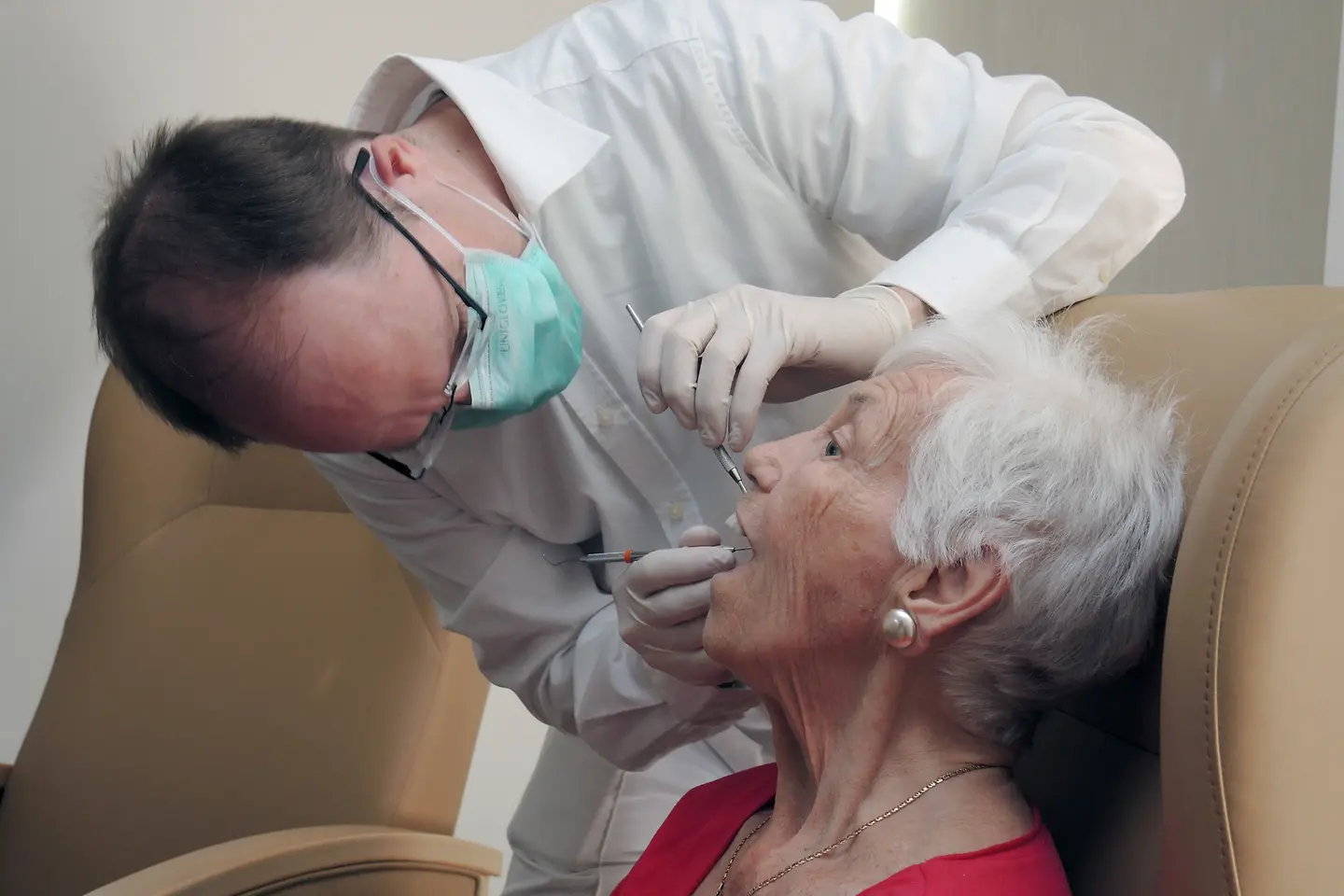 Dr. Bernhard Zahn bei einer Zahnbehandlung Alten- und Pflegeheim „Haus Dammwald“