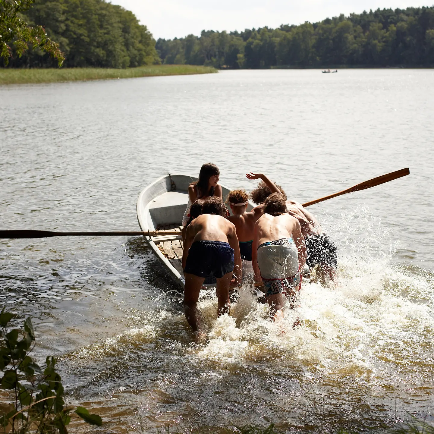 Eine Gruppe von Freunden in einem Boot auf einem See