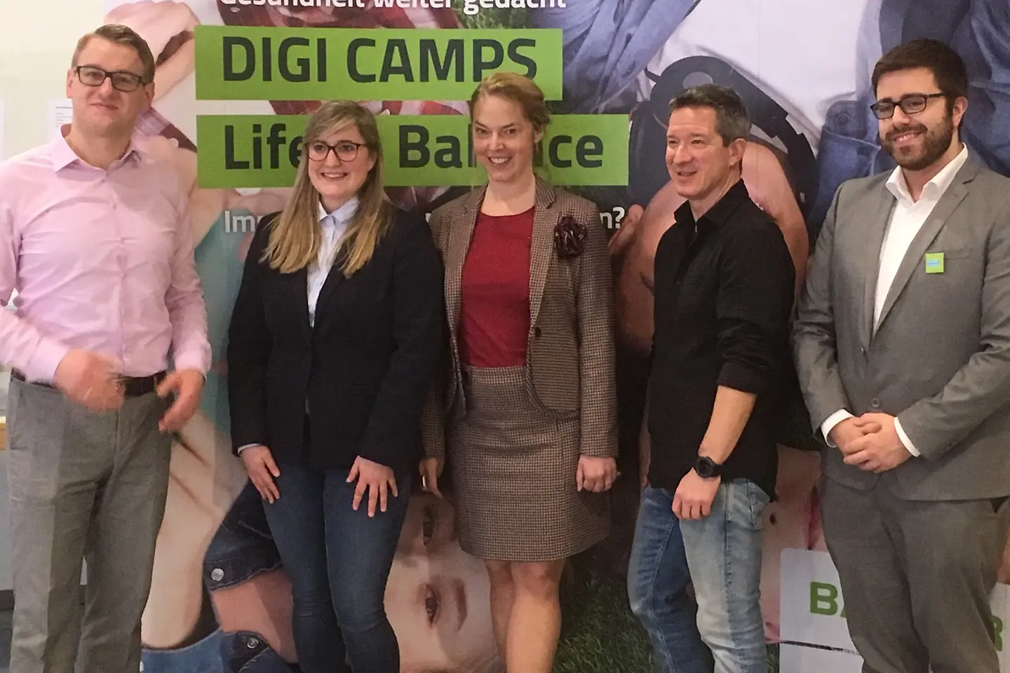 Das Gruppenbild zeigt Beteiligte am DIGI Camp am Grimmelshausen Gymnasium