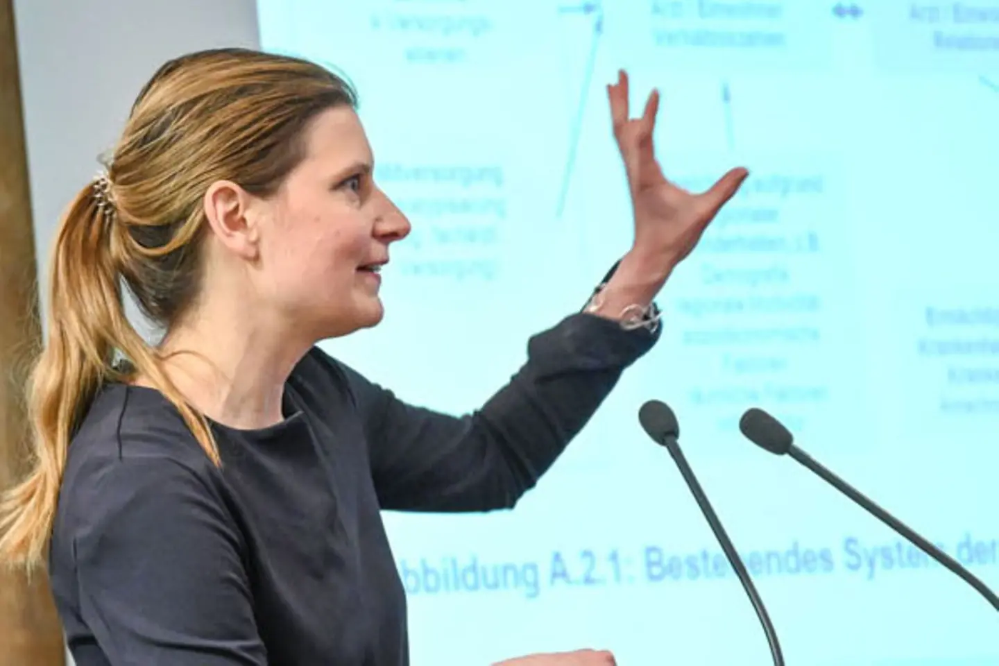 Professorin Leonie Sundmacher am Rednerpult