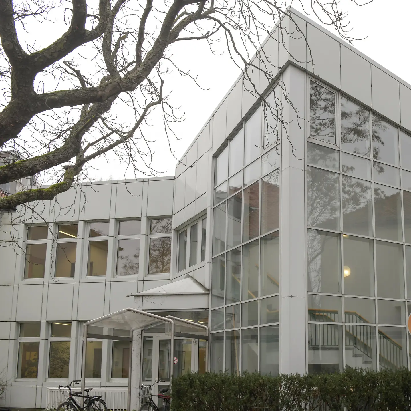 Ein Blick auf das Gebäude und die Außenfassade des Tropeninstituts der Charité in Berlin.