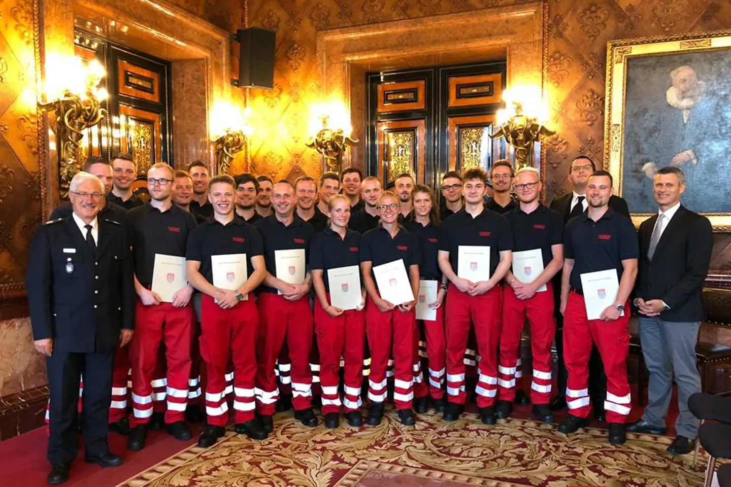 Gruppenbild Absolventen der ersten Notfallsanitäterausbildung