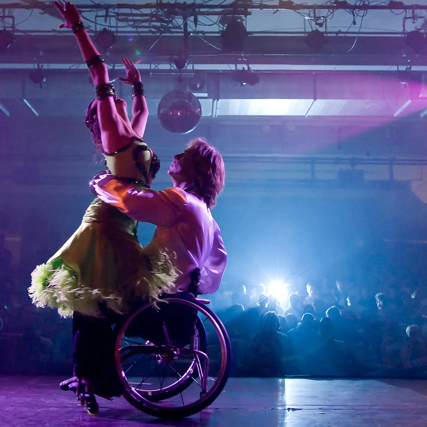 Rollstuhlfahrer und Tänzerin Susanne Paasch auf einer Bühne