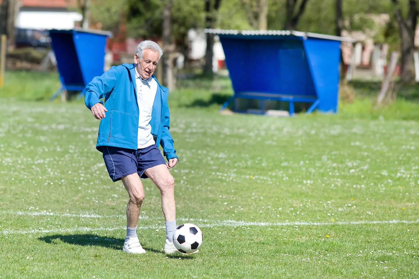 Das Bild zeigt einen älteren Herren beim Fußballspielen.