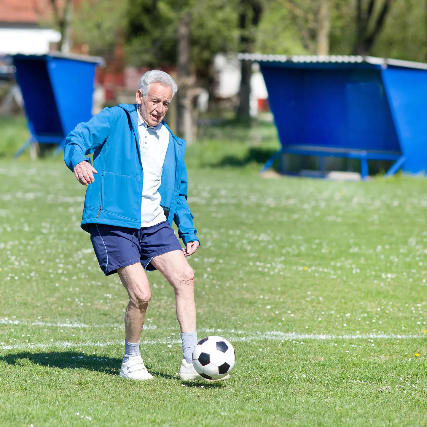 Das Bild zeigt einen älteren Herren beim Fußballspielen.