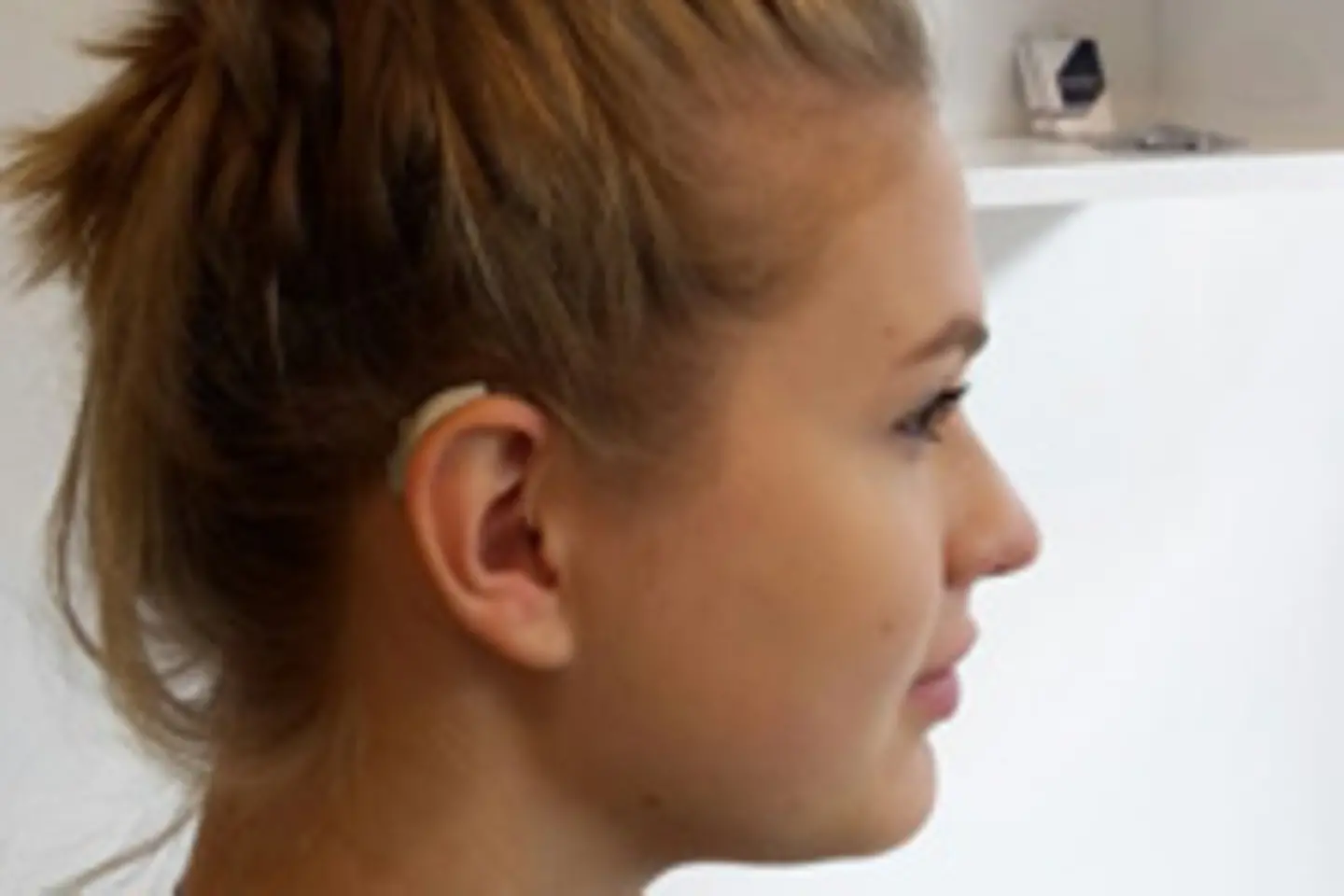 Junges Mädchen mit Hörgerät