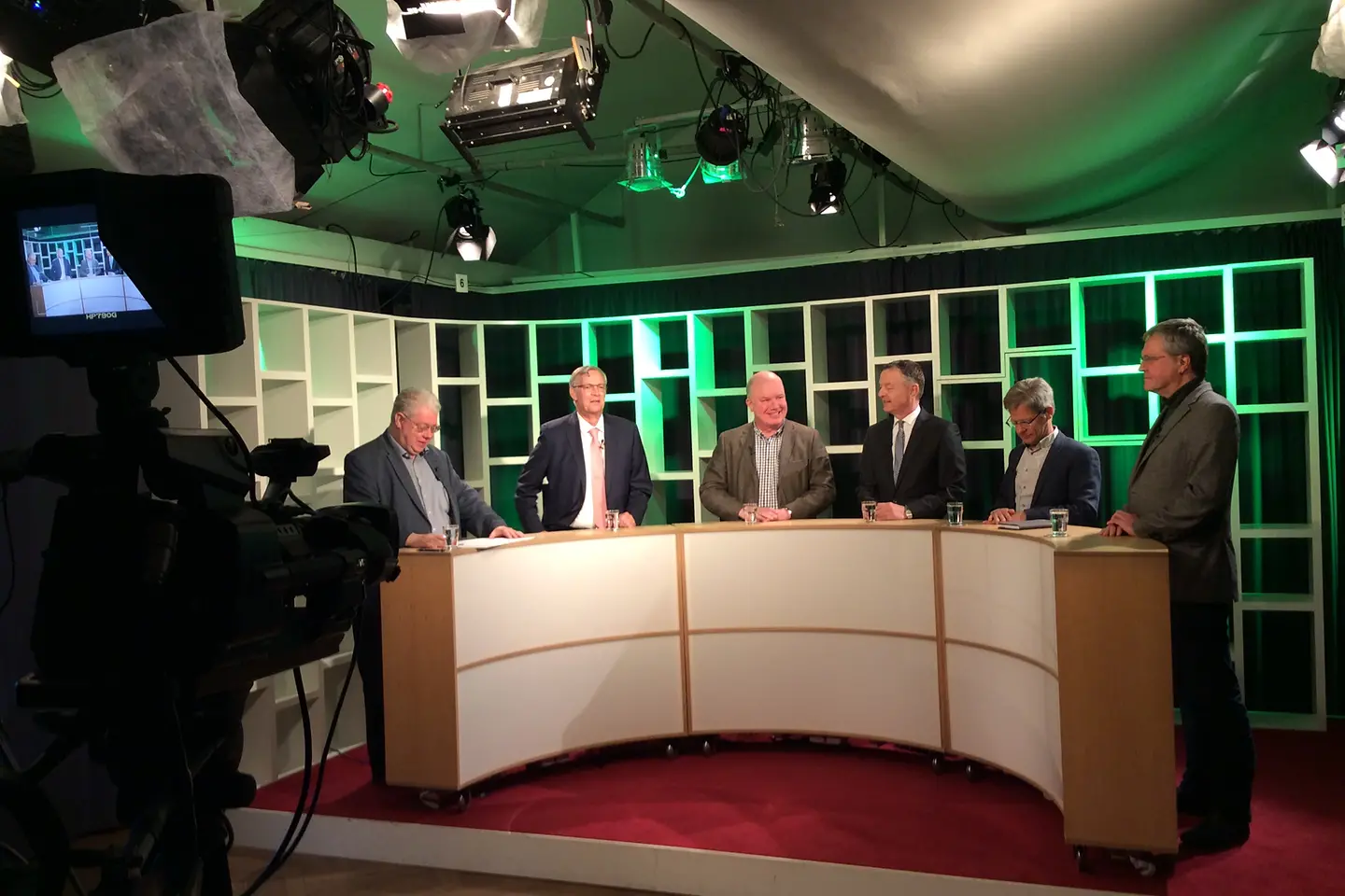 Sechs Herren am Podium im Fernsehstudio Offener Kanal